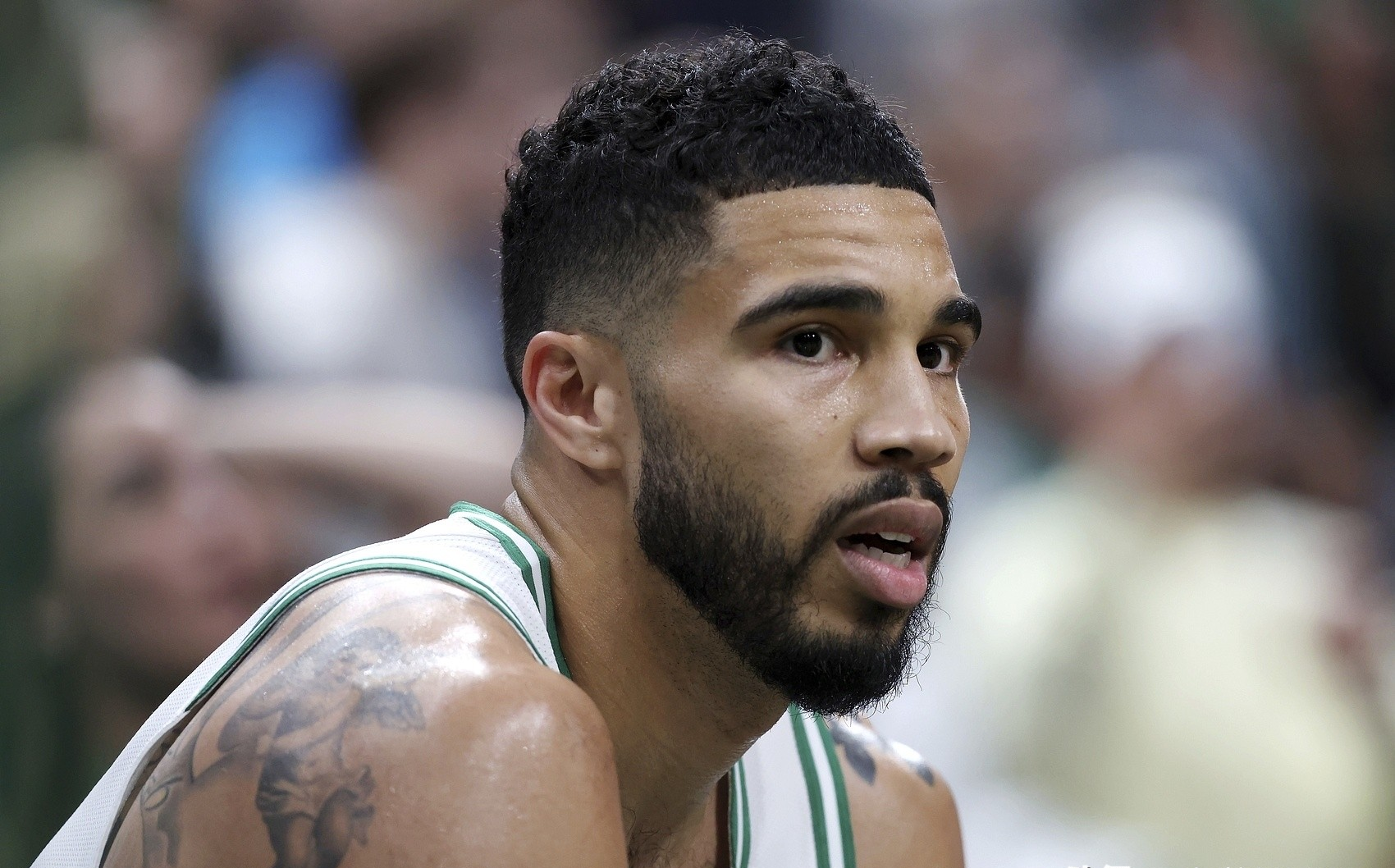 九游体育-塔图姆在SKT比赛中表现优异，败北引发热议！