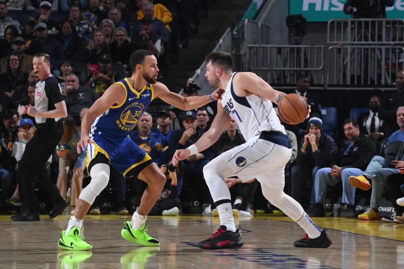 九游体育-东契奇回归赛场，战术调整首场状态亮眼，巴塞罗那观众沸腾！的简单介绍