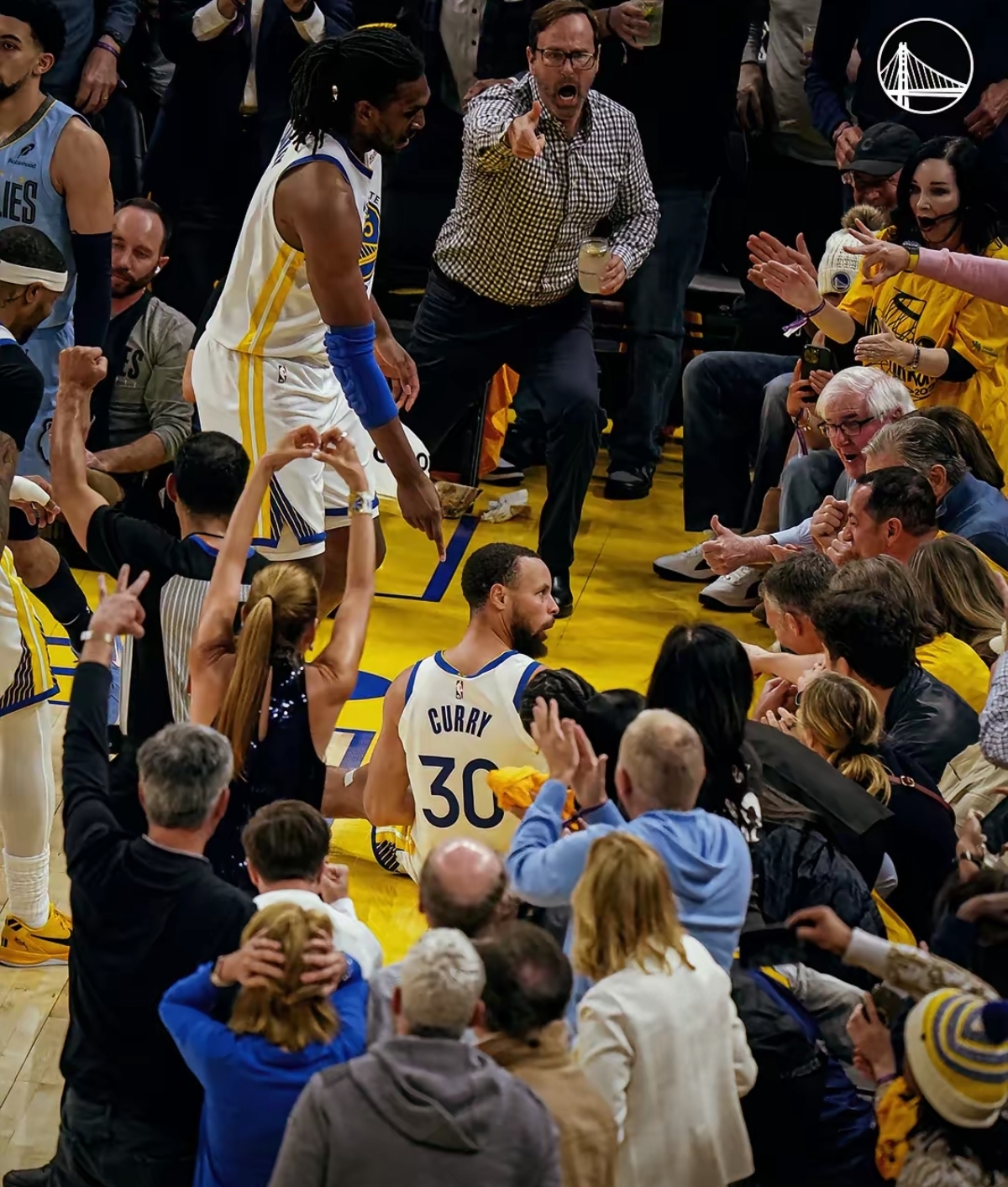 九游体育-包含库里回归赛场，惊险取胜首场状态亮眼，独行侠观众沸腾！的词条